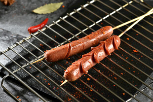 烤架上的美味香肠