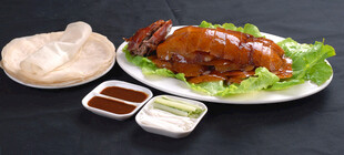 美味烤鸭配蘸料与面饼