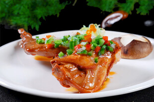 美味红烧猪蹄摆于盘中