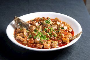 香辣可口的红烧鱼块