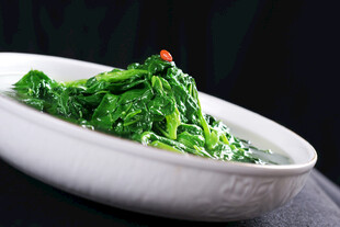 白瓷碗中的鲜嫩绿叶菜