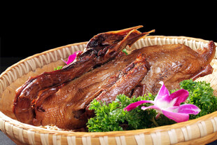 竹篮装的美味卤鸭头