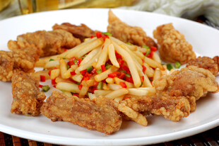 香酥炸肉配爽口蔬菜