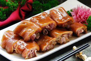 美味卤制猪尾摆盘精致