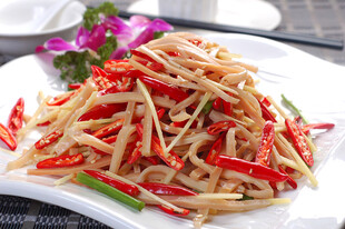 凉拌笋丝配红椒