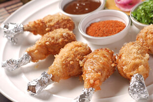 美味炸鸡腿配多样蘸料