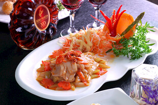 精美摆盘的多样海鲜美食
