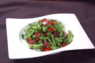清炒翠绿豆角配红椒
