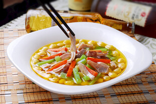 美味肉片蔬菜汤