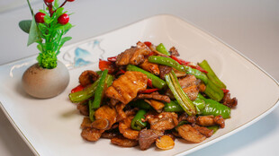 青椒炒肉摆盘精致美食