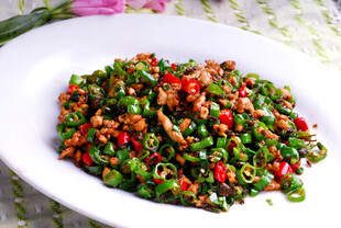 青椒红椒炒肉丁