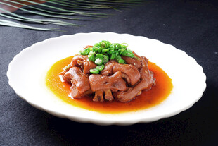 葱香酱汁焖猪肘