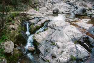 山间溪流穿岩石景观