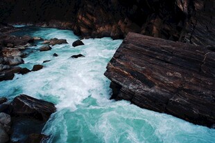 湍急溪流穿岩石而过