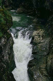山间湍急溪流瀑布景观