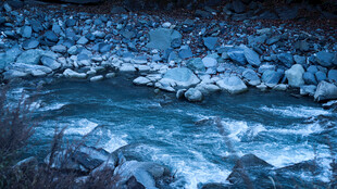 山间溪流穿乱石