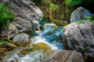 山间溪流穿石而过