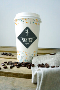 白色咖啡杯与散落咖啡豆