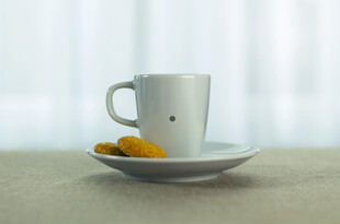 白色杯碟上的杯子与水果