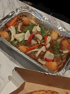 铝箔盒中的多彩蔬菜料理