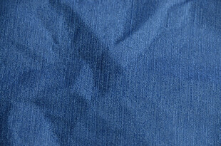 蓝色褶皱布料纹理特写