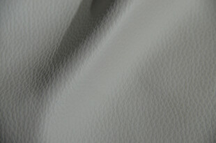 浅灰色皮革褶皱布料纹理