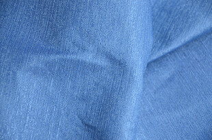 蓝色褶皱布料纹理特写