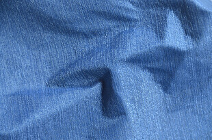 蓝色褶皱布料纹理特写