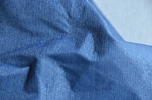 蓝色褶皱布料纹理特写