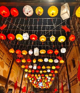 多彩灯笼装点通道