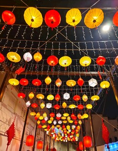 室内悬挂多彩喜庆灯笼
