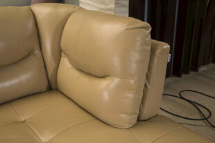 米色皮质转角沙发特写