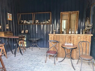 复古风室内吧台桌椅陈设
