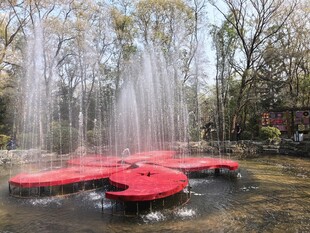 红平台喷泉旁的春日景致