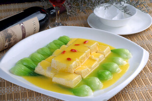 玉子豆腐配丝瓜摆盘精致