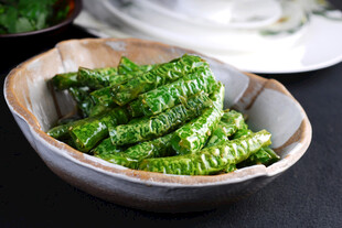 碗中翠绿虎皮青椒