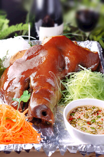 美味烤乳猪摆盘精致