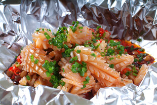 锡纸包裹的美味香辣鱿鱼须