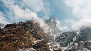 巍峨壮丽的高山景致