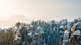 雪覆山林的壮丽冬日景象