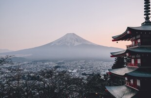 富士山下的传统日式建筑