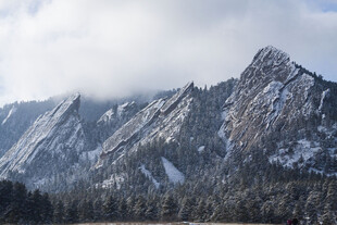 雪覆山峦美景