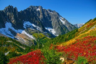 秋日山间绚烂多彩的景致