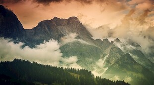 壮丽山峦云雾缭绕美景