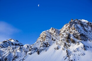 雪山之巅的明月美景