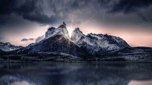 壮丽雪山与湖面倒影景观