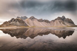 山水相映的静谧自然景观
