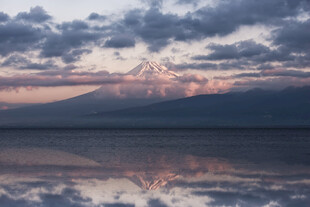 湖畔雪山黄昏绝美倒影