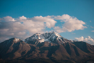 巍峨雪山映蓝天