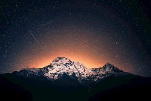 星空下的壮丽雪山